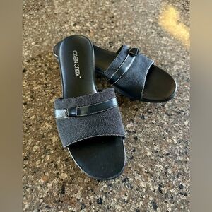 CABIN CREEK, WOMENS, BLACK SLIDE SANDALS. BLACK FABRIC. SIZE 8 1/2M